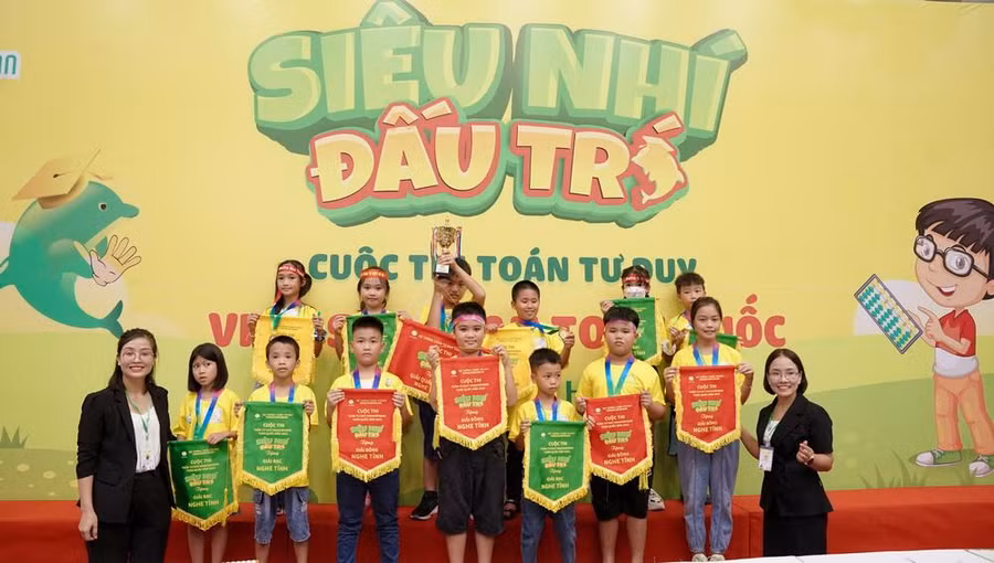 Bà Vương Thị Hiên - Giám đốc Hệ thống giáo dục Vina Soroban (bên phải) trao thưởng cho các thí sinh