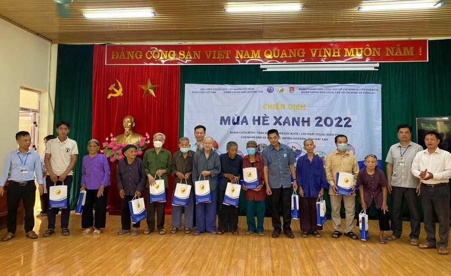 Đoàn tình nguyện của Học viện trao tặng quà cho các hộ gia đình chính sách. Đoàn tình nguyện của Học viện trao tặng quà cho các hộ gia đình chính sách.