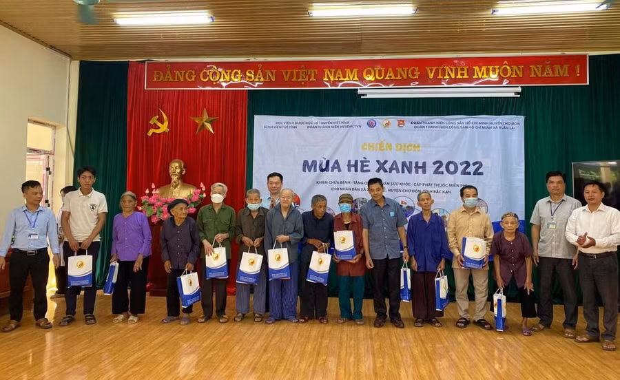 Đoàn tình nguyện của Học viện trao tặng quà cho các hộ gia đình chính sách.