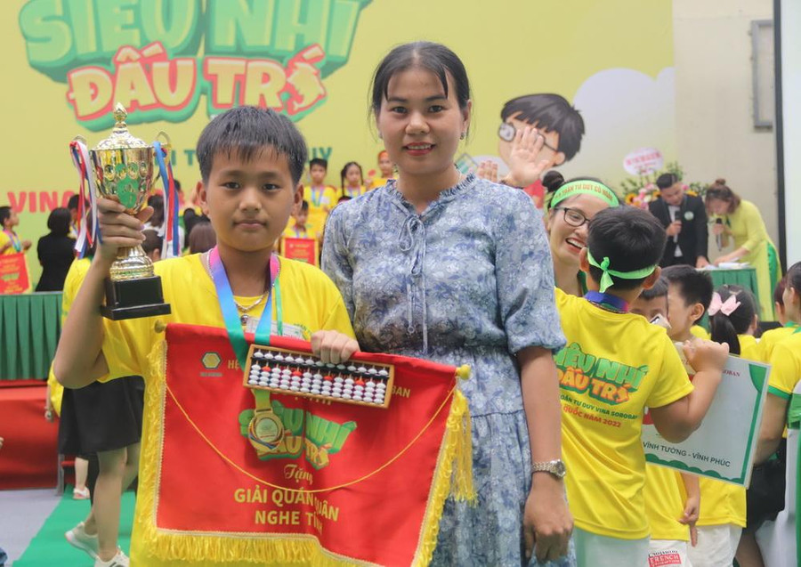 Em Phan Nguyễn Đăng Khôi và mẹ của mình là chị Nguyễn Thị Triều Tuyên Em Phan Nguyễn Đăng Khôi và mẹ của mình là chị Nguyễn Thị Triều Tuyên