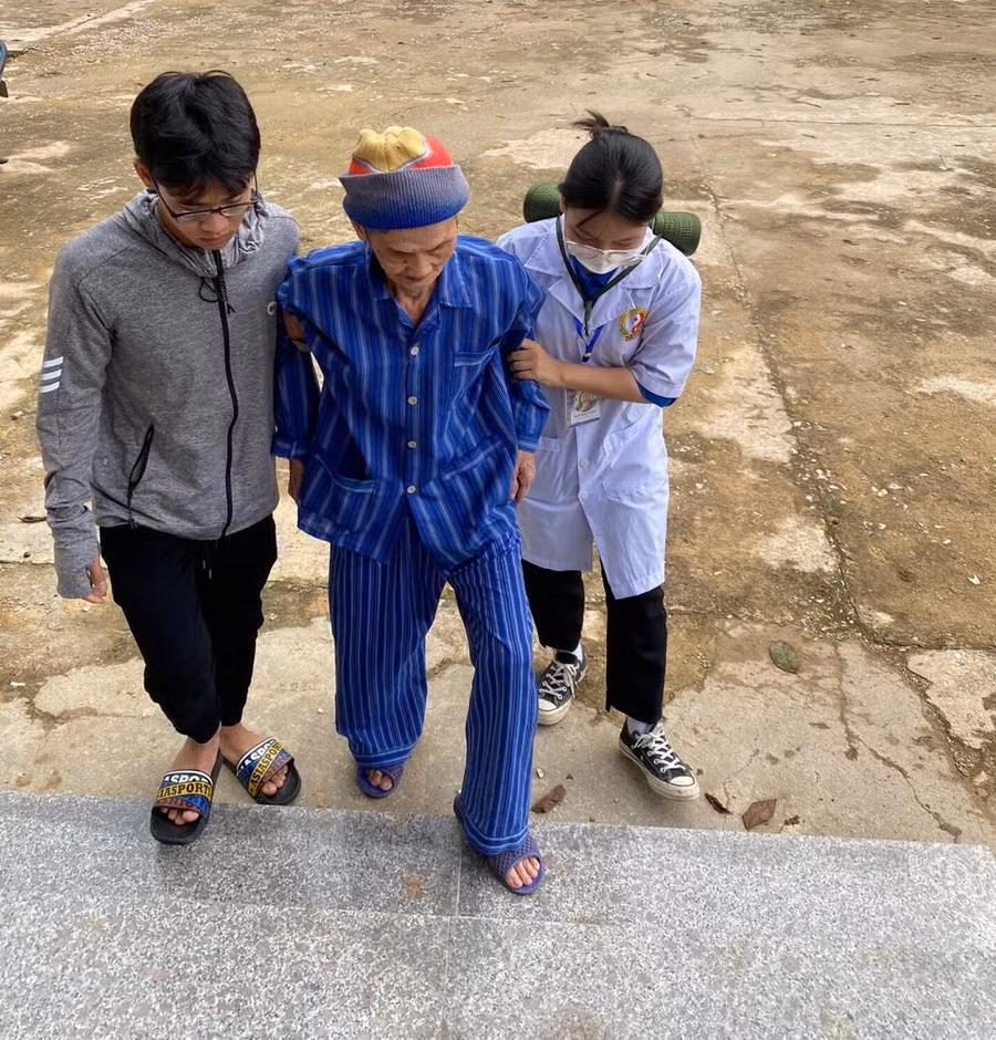 Sinh viên hỗ trợ, chăm sóc tận tình cho người cao tuổi xã Xuân Lạc