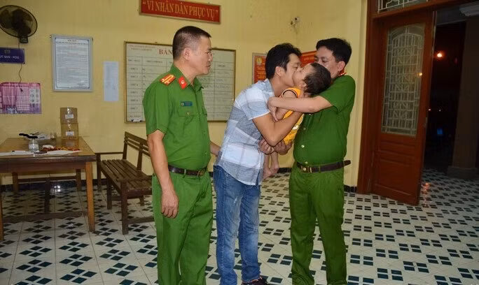 Cháu Gia Bảo được cơ quan chức năng giải cứu, trao trả cho gia đình
