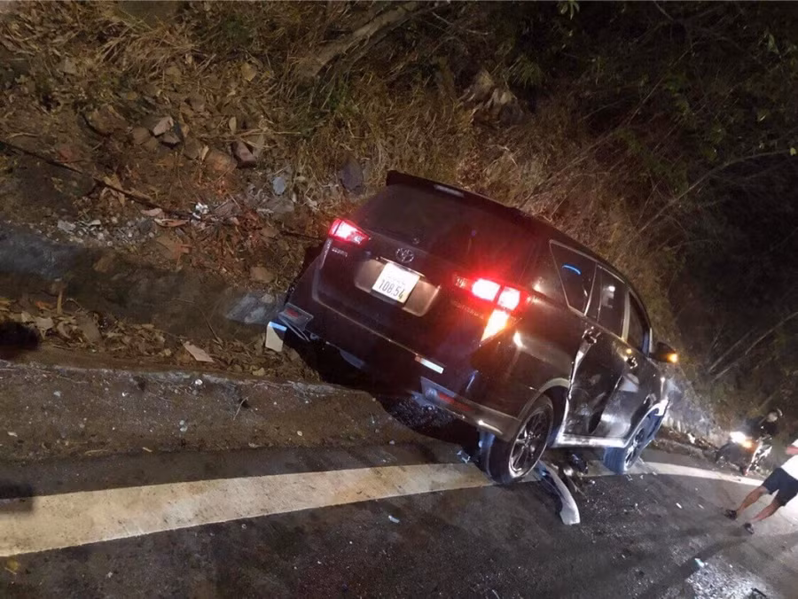 Nhiều phương tiện bị hư hỏng nặng, giao thông qua đèo Bảo Lộc ách tắc nghiêm trọng.