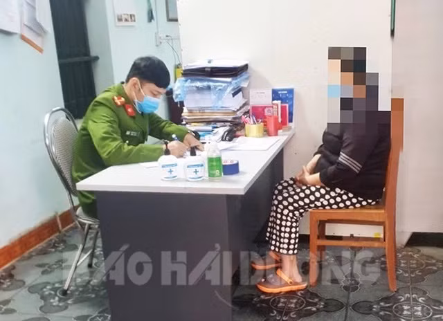 Bà Ng. làm việc với cơ quan chức năng. Ảnh: Báo Hải Dương.