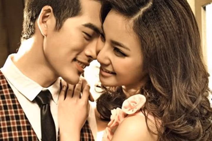 Vợ đi công tác nhiều nên chồng mới "ngã" vào vòng tay tình cũ