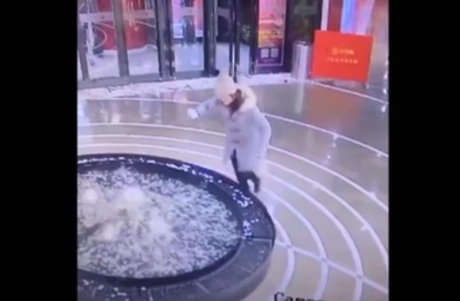 Cô gái mải mê xem điện thoại và cái kết bất ngờ - Ảnh 1 Co gai mai me xem dien thoai va cai ket bat ngo - Anh 1