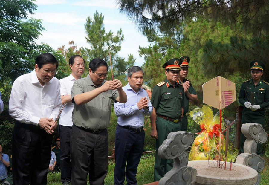 Thủ tướng Chính phủ Phạm Minh Chính dâng hương, hoa viếng mộ Đại tướng Võ Nguyên Giáp. Thủ tướng Chính phủ Phạm Minh Chính dâng hương, hoa viếng mộ Đại tướng Võ Nguyên Giáp.