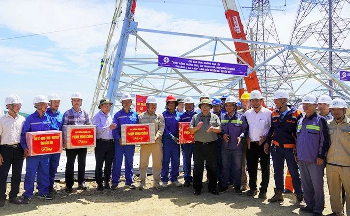 Thủ tướng Phạm Minh Chính tặng quà kỹ sư, công nhân thi công tại vị trí số 2 Đường dây 500kV Quảng Trạch - Quỳnh Lưu.