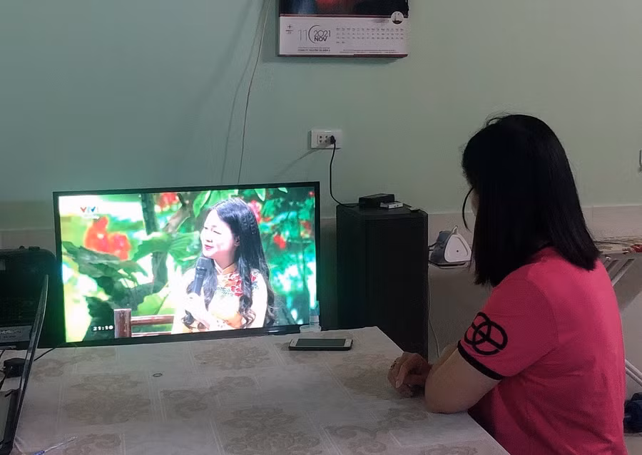 Cô Nguyễn Thị Hoàn theo dõi chương trình Thay lời tri ân.