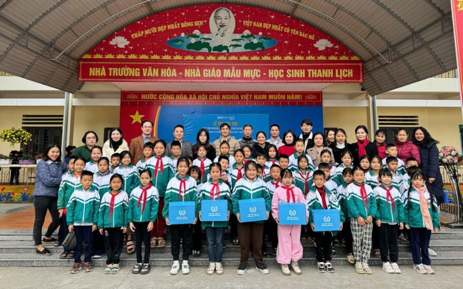 BTC cuộc thi IOE trao phần thưởng cho các em học sinh đạt thành tích cao (Hà Giang).