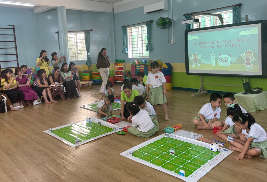 Trẻ làm trung tâm trong các hoạt động chăm sóc, nuôi dưỡng và giáo dục. Trẻ làm trung tâm trong các hoạt động chăm sóc, nuôi dưỡng và giáo dục.