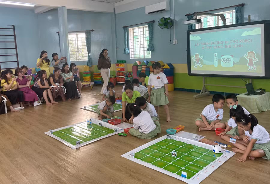 Trẻ làm trung tâm trong các hoạt động chăm sóc, nuôi dưỡng và giáo dục.