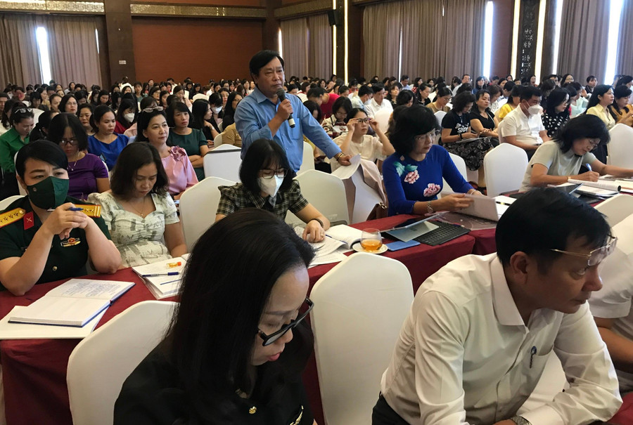 Đại biểu địa phương phát biểu tham luận tại Hội nghị Đại biểu địa phương phát biểu tham luận tại Hội nghị