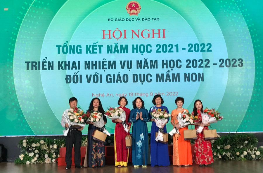 Thứ trưởng Ngô Thị Minh tặng hoa cán bộ nghỉ chế độ Thứ trưởng Ngô Thị Minh tặng hoa cán bộ nghỉ chế độ