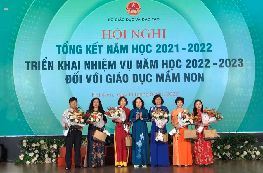 Thứ trưởng Ngô Thị Minh tặng hoa cán bộ nghỉ chế độ