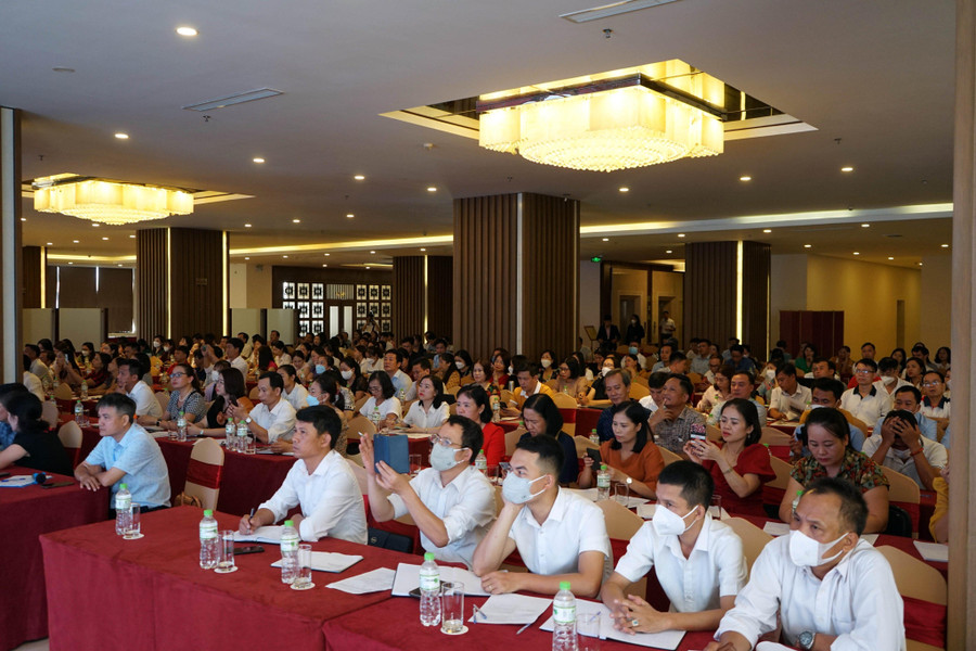 Các đại biểu tham dự Hội nghị tập huấn giáo viên về “Tài liệu điện tử an toàn giao thông dành cho học sinh tiểu học”