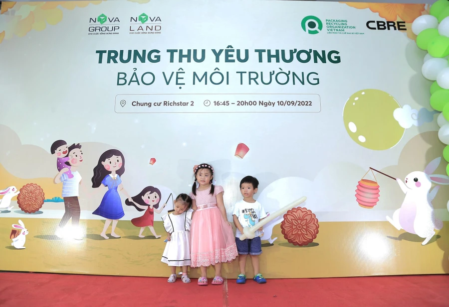 Các em nhỏ xúng xính váy áo vui đón Trung thu yêu thương – Bảo vệ môi trường.