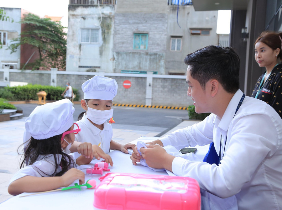 Gian hàng thử sức làm bác sỹ thu hút sự chú ý của các bé.