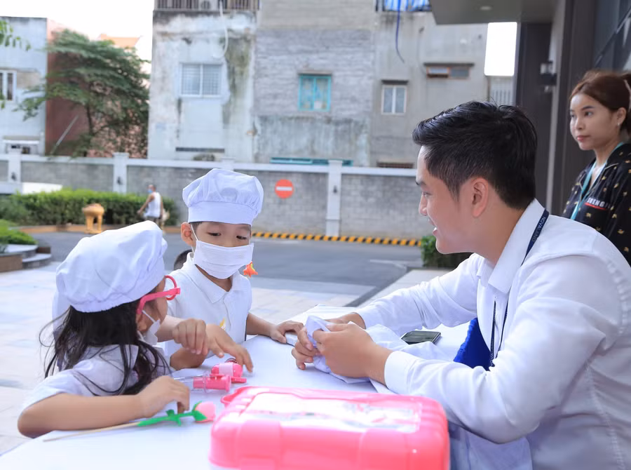 Gian hàng thử sức làm bác sỹ thu hút sự chú ý của các bé.