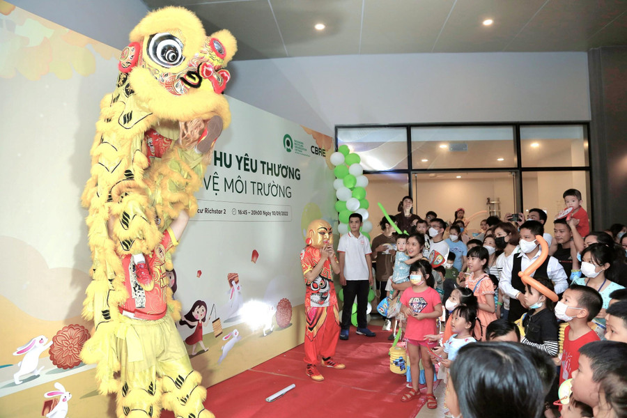 Tiết mục múa lân được các gia đình và em nhỏ hưởng ứng nhiệt tình.