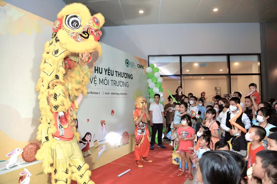 Tiết mục múa lân được các gia đình và em nhỏ hưởng ứng nhiệt tình.