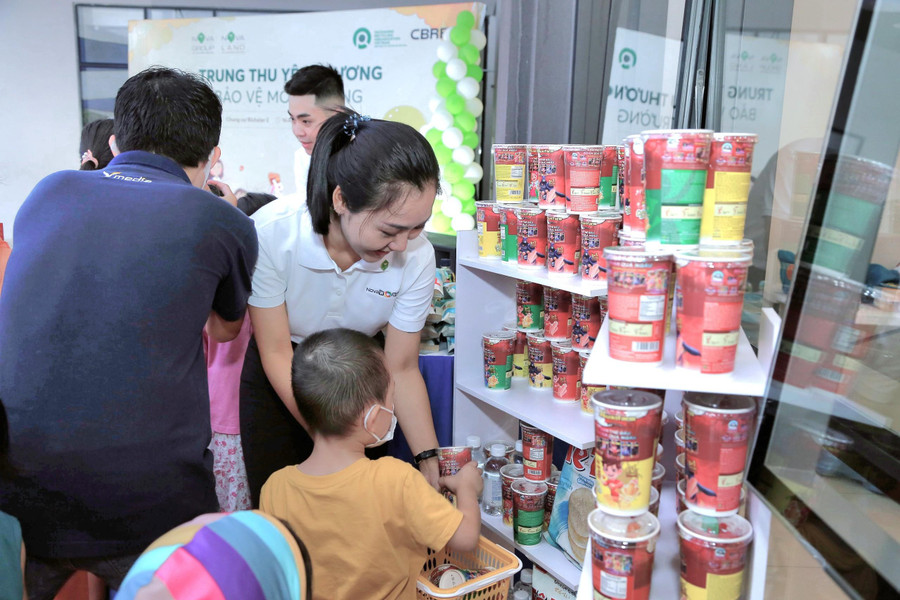 Các em nhỏ được hướng dẫn mua sắm tại gian hàng Bé đi siêu thị.