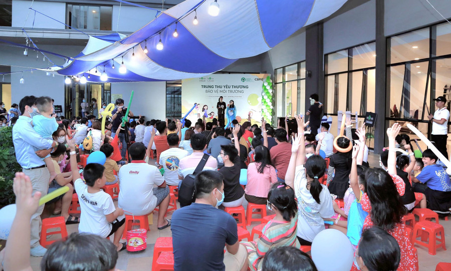 Hàng trăm gia đình và em nhỏ hào hứng tham gia các trò chơi của chương trình.