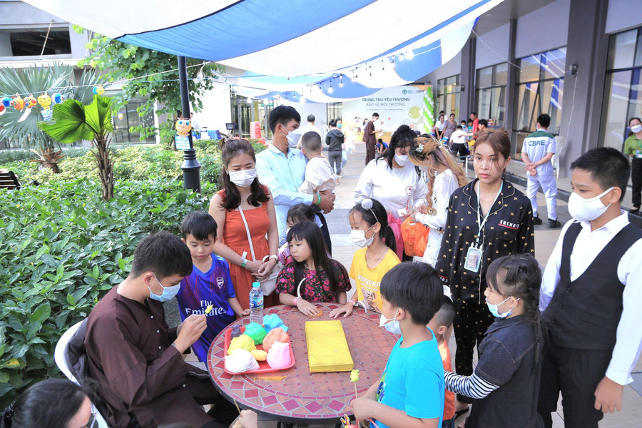 Gian hàng nặn tò he được nhiều bạn nhỏ chăm chú tìm hiểu.