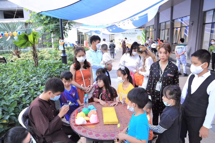 Gian hàng nặn tò he được nhiều bạn nhỏ chăm chú tìm hiểu.