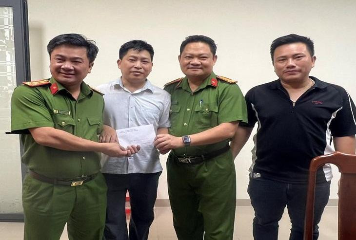 Lãnh đạo Công an huyện Long Thành thưởng nóng lực lượng phá án. Lãnh đạo Công an huyện Long Thành thưởng nóng lực lượng phá án.