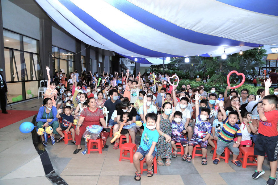 Đêm hội trung thu thu hút gần 500 gia đình và trẻ em tham dự.