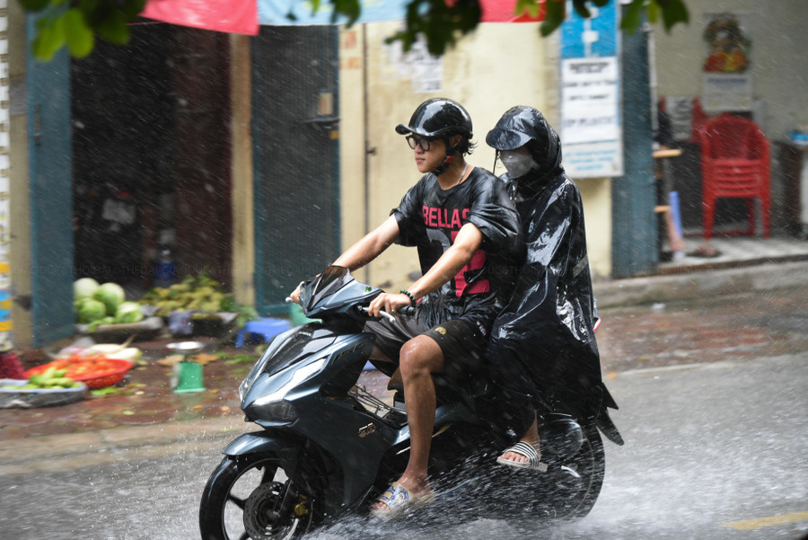 Khoảng 10h hôm nay 25/8, mưa lớn kéo dài khoảng 30 phút đã khiến 1 số tuyến đường bị ngập úng.