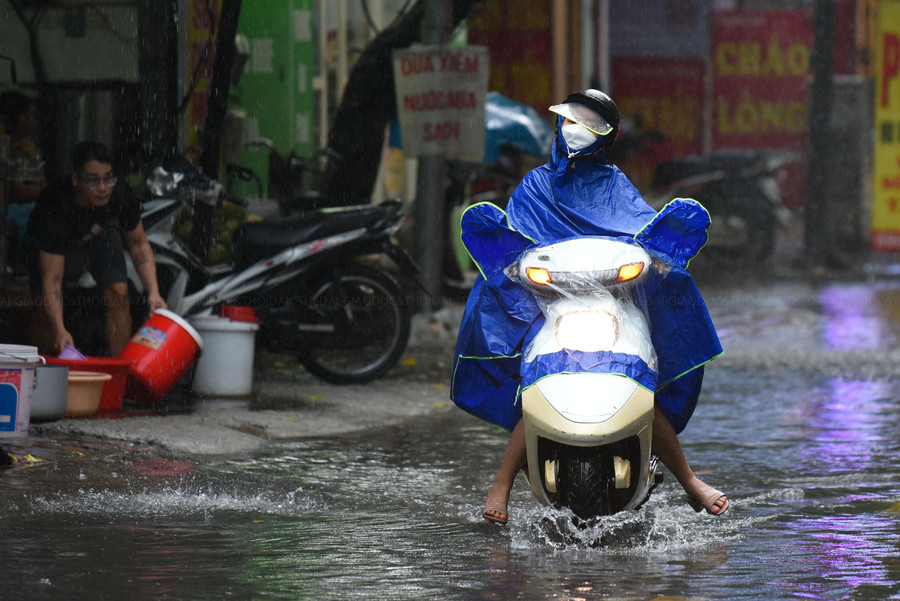 Nước ngập đã gây ảnh hưởng đến giao thông cũng như những hộ kinh doanh tại khu vực.