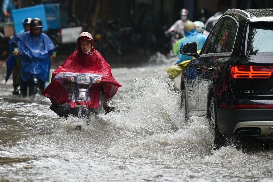 Nước ngập sâu khiến nhiều phương tiện di chuyển rất khó khăn.