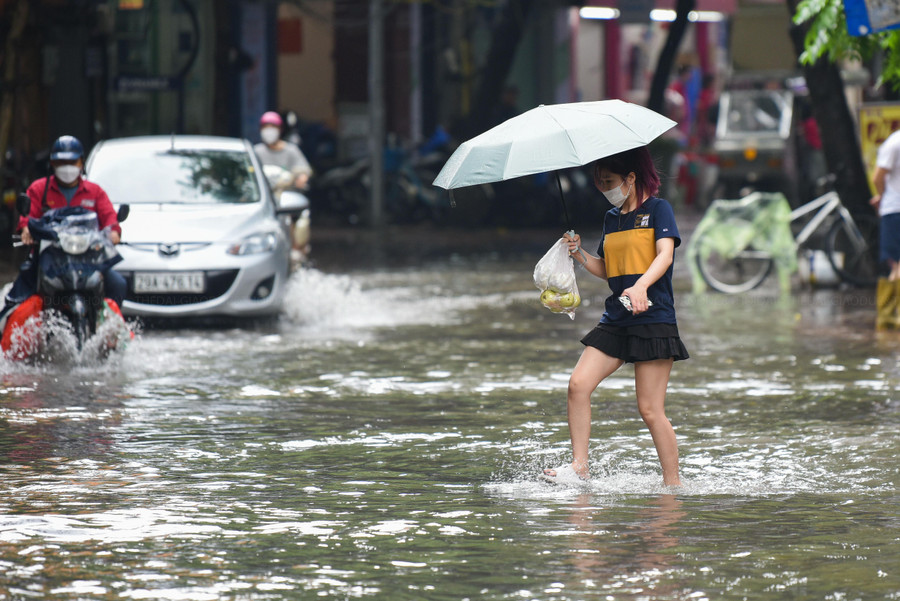 Được biết đây là điểm thường xuyên xảy ra úng ngập khi có mưa lớn tại quận Thanh Xuân.
