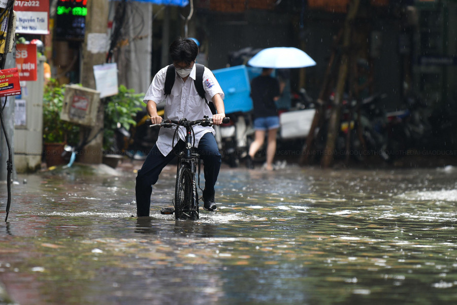Tại đây nhiều điểm ngập khá sâu từ 30-50cm.