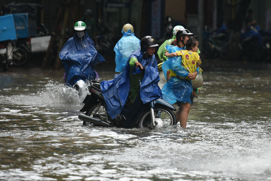 Nhiều phương tiện bị chết máy phải dắt bộ qua điểm ngập.