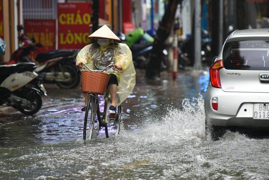 Tại phố Vương Thừa Vũ, nước mưa có chỗ ngập sâu khoảng nửa mét, gây khó khăn cho giao thông đi lại.