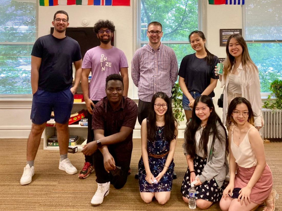 Lê Ngọc Bảo Ngân (ngoài cùng bên phải- hàng thứ nhất) cùng bạn bè quốc tế. Ảnh: NVCC Lê Ngọc Bảo Ngân (ngoài cùng bên phải- hàng thứ nhất) cùng bạn bè quốc tế. Ảnh: NVCC