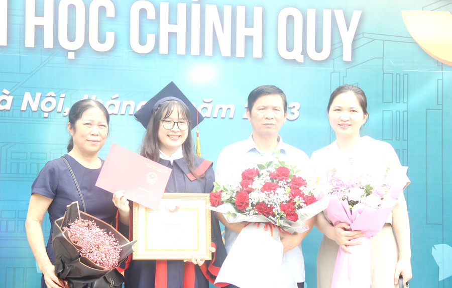 Niềm vui được nhân lên gấp bội khi tân cử nhân được người thân đến cổ vũ, chúc mừng. Niềm vui được nhân lên gấp bội khi tân cử nhân được người thân đến cổ vũ, chúc mừng.