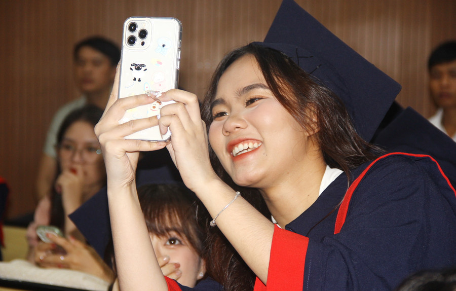 Niềm vui trong ngày nhận bằng tốt nghiệp của tân cử nhân. Niềm vui trong ngày nhận bằng tốt nghiệp của tân cử nhân.