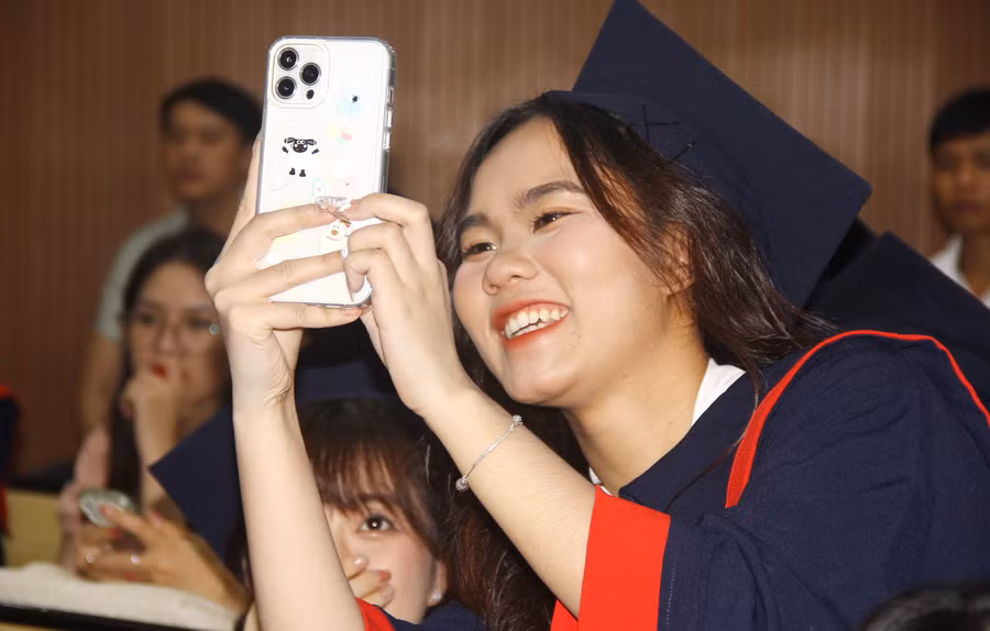 Tân cử nhân Học viện Tài chính trong ngày nhận bằng tốt nghiệp.