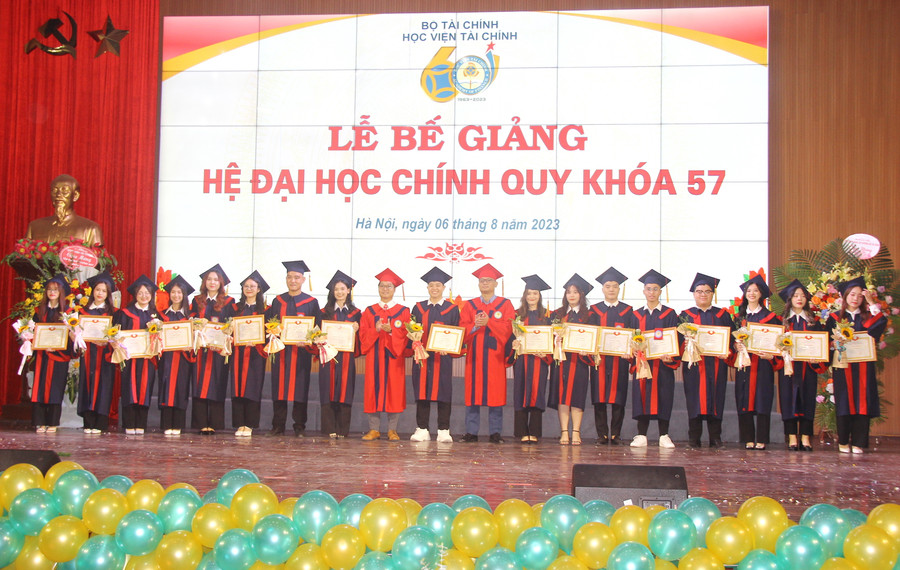 Nhân dịp này, nhiều sinh viên có thành tích xuất sắc được vinh danh, khen thưởng. Nhân dịp này, nhiều sinh viên có thành tích xuất sắc được vinh danh, khen thưởng.