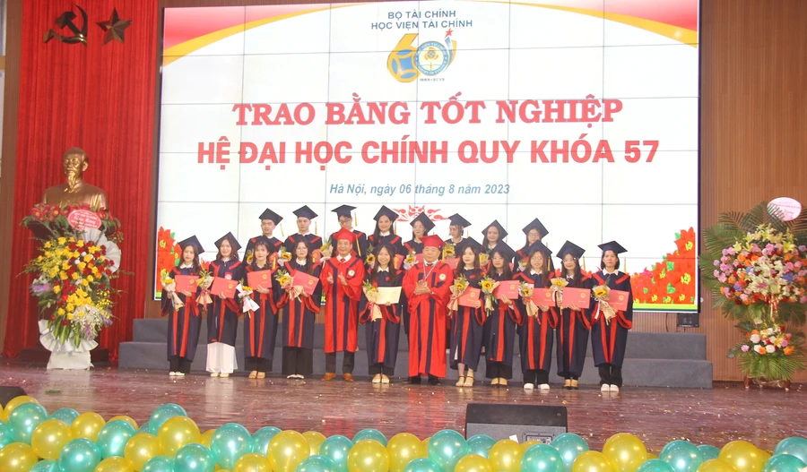 Sau khi trao bằng tốt nghiệp, PGS.TS Nguyễn Trọng Cơ (thứ 6 từ phải sang trái, hàng 1) và PGS.TS Bùi Tiến Hanh - Trưởng khoa Tài chính công chụp ảnh lưu niệm, chúc mừng các tân cử nhân.