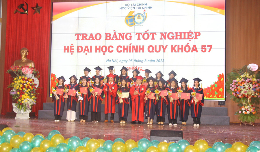 Sau khi trao bằng tốt nghiệp, PGS.TS Nguyễn Trọng Cơ (thứ 6 từ phải sang trái, hàng 1) và PGS.TS Bùi Tiến Hanh - Trưởng khoa Tài chính công chụp ảnh lưu niệm, chúc mừng các tân cử nhân. Sau khi trao bằng tốt nghiệp, PGS.TS Nguyễn Trọng Cơ (thứ 6 từ phải sang trái, hàng 1) và PGS.TS Bùi Tiến Hanh - Trưởng khoa Tài chính công chụp ảnh lưu niệm, chúc mừng các tân cử nhân.