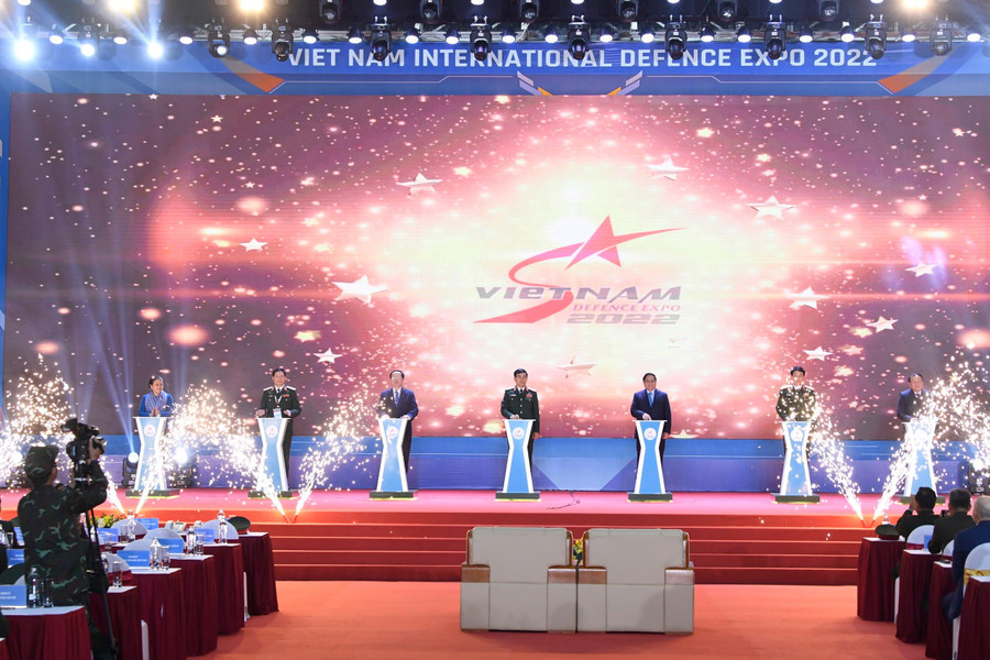 Thủ tướng Phạm Minh Chính và các đại biểu bấm nút khai mạc Triển lãm Quốc phòng quốc tế Việt Nam 2022.