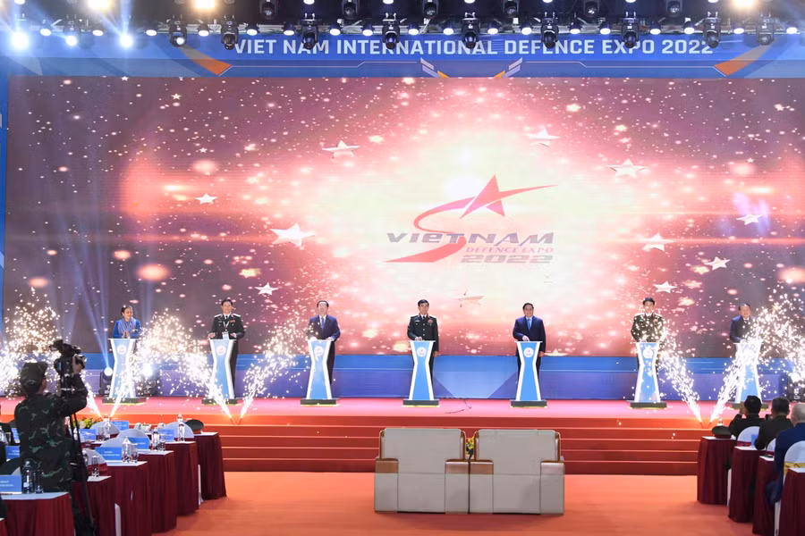 Thủ tướng Phạm Minh Chính và các đại biểu bấm nút khai mạc Triển lãm Quốc phòng quốc tế Việt Nam 2022.