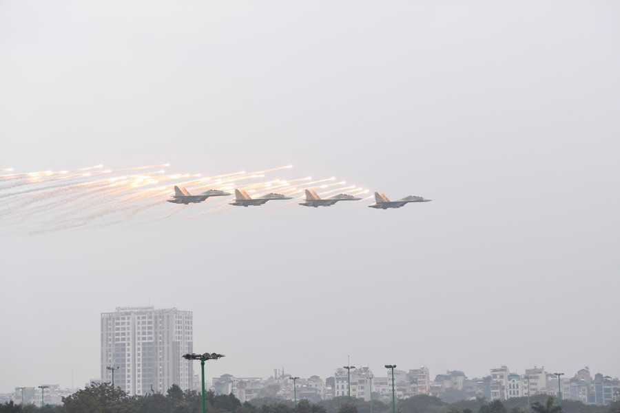 Màn trình diễn của Su-30 tại lễ khai mạc.