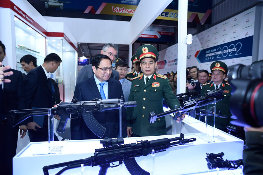 Thủ tướng Chính phủ Phạm Minh Chính và Đại tướng Phan Văn Giang cùng các đại biểu tham quan các gian hàng tại triển lãm.