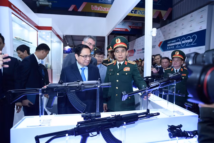 Thủ tướng Chính phủ Phạm Minh Chính và Đại tướng Phan Văn Giang cùng các đại biểu tham quan các gian hàng tại triển lãm.